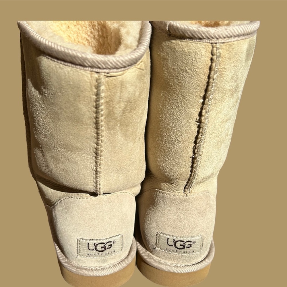 Women’s $170 UGG Classic Short 5825 Boots Size 7W